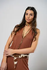 Mono largo color marrón con textura, escote halter, corte holgado, cinturón de cuero con estampado animal y cierre frontal con botones.