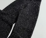 Pantalón de jean negro con corte recto y strass plateados en la parte delantera.