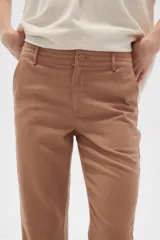Pantalón de lino color verde oliva con estampado de flores color crema, de corte recto.