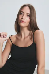Musculosa blanca de microfibra liviana con breteles ultrafinos regulables y doble tejido en la zona del busto.