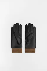 Guantes cortos negros de efecto piel con puño de lana marrón.