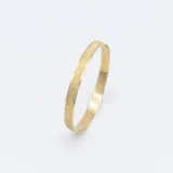 Esclava de oro 18k con acabado satinado y ancho de 7mm, apta para grabado personalizado.