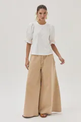 Blusa roja de algodón con mangas cortas abullonadas y puños con detalle de bordado en color amarillo/naranja.