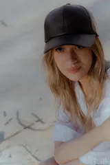 Gorra de béisbol color gris metalizado, confeccionada en ecocuero.