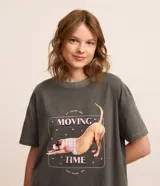 Camisón estilo t-shirt color gris con efecto desteñido, cuello redondo, mangas cortas y estampa frontal de un perro haciendo yoga.