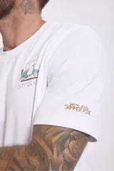 Remera blanca de algodón con cuello redondo y estampado pequeño de una moto en el pecho.