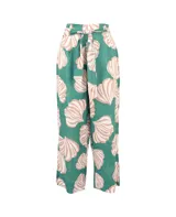 Pantalón de lino color verde con estampado de conchas en color beige y rosa. Tiene corte recto, tiro alto y lazo en la cintura.