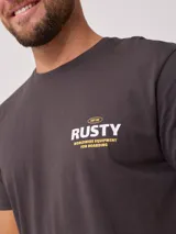Remera negra de algodón con estampado en la espalda con el logo de Rusty y la frase "Global Wave Chasers".