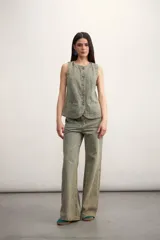 Chaleco de jean celeste con efecto lavado, sin mangas, con cuello redondo y cierre frontal con botones.