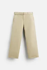 Pantalón color arena de corte recto, con cinturón de tela ajustable, bolsillos laterales y traseros de ojal.