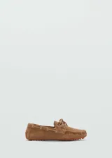 Zapato náutico color marrón claro de cuero gamuzado, con cordones de cuero y suela de goma color naranja.