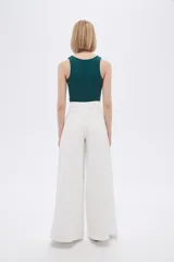 Pantalón blanco de algodón, corte ancho y tiro alto.