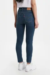 Jeans ajustados de tiro alto, color azul oscuro con efecto lavado.