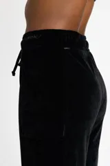 Pantalón jogger negro de terciopelo con cintura media ajustable con cordón, bolsillos laterales tipo cargo y puños elásticos.