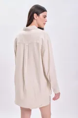 Camisa casual de manga larga color beige confeccionada en lino.