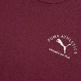 Remera Puma Class Graphic Tee color borgoña con logo Puma Athletics estampado en blanco en el pecho.