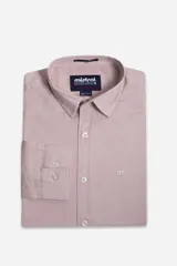 Camisa de hombre color beige claro, de corte slim fit y mangas largas. Confeccionada en algodón con textura tipo lino, con cartera abotonada y logo bordado en el pecho.