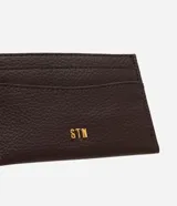 Billetera pequeña de poliuretano color marrón con ranuras para tarjetas y logo STN dorado en la esquina inferior derecha.