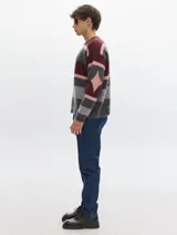 Sweater de punto con rayas horizontales en tonos gris, rosa y borgoña, cuello redondo y hombros caídos.