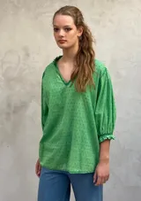 Blusa de plumeti verde con manga abullonada, confeccionada en 100% algodón.