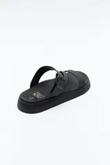 Sandalias bajas color rosa con triple tira sobre el empeine y hebilla a tono.