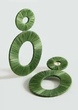 Aros colgantes con forma circular, color verde, hechos de rafia.