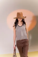 Musculosa de punto color gris con cuello redondo y ribete negro.