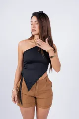 Short de vestir negro con cintura alta, pinzas delanteras y ruedo doblado.