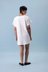 Remerón corto de algodón, con diseño bicolor blanco y azul marino.