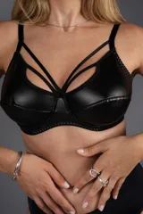 Soutien reductor con aro confeccionado en cuerina color negro, con tiras en el escote, forro interno para mayor sujeción, espalda reforzada y breteles elásticos regulables.