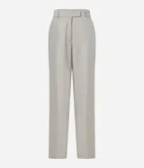 Pantalón de vestir color beige, de corte recto, con trabillas, cintura cruzada y cierre tradicional.