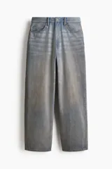 Pantalón de jean celeste con efecto lavado, corte holgado de cadera a bajo con piernas redondeadas extraanchas y pliegues al tobillo.