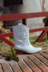 Bota texana negra de cuero con bordados y terminación en punta.