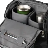 Bolso matero negro con estampado camuflado, confeccionado en poliéster. Cuenta con acceso de cierre doble, dos bolsillos externos con cierre, un bolsillo interno con cierre y dos bolsillos internos abiertos. Tiene correa regulable, asas fijas y compartimentos para notebook y matero.