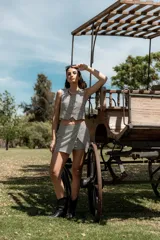 Conjunto de short y chaleco a rayas verticales en blanco y negro. El chaleco es corto con botones al frente y el short es de tiro alto con corte cruzado.