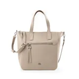 Cartera tote color beige confeccionada en cuero sintético, con doble asa de mano y correa bandolera regulable y desmontable. Posee un bolsillo externo con cierre y dos bolsillos internos, uno con cierre y dos abiertos.