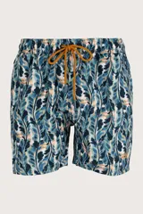 Short de baño con estampado de hojas en tonos azul, blanco y marrón. Tiene cintura elástica con cordón ajustable color naranja.