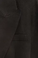 Chaleco color crudo confeccionado en hilatura con lino y viscosa. Tiene cuello solapa de muescas y manga sisa caída. Cierre frontal cruzado con cordones.