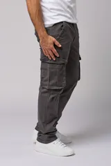 Pantalón cargo color marrón claro de gabardina, corte recto y tiro medio, con bolsillos laterales con solapa y bolsillos traseros.