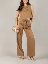 Pantalón recto color marrón claro, con cintura elástica regulable y bolsillos delanteros.