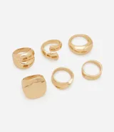 Set de seis anillos dorados con diferentes diseños: uno con forma cuadrada, uno con forma de espiral, uno con forma de domo, uno con forma de sello y dos con forma de banda.