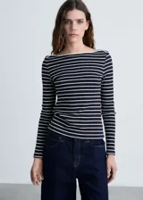 Camiseta de manga larga a rayas horizontales azul marino y blancas, con cuello barco.