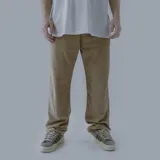 Pantalón de pana color beige con bolsillos laterales y traseros.
