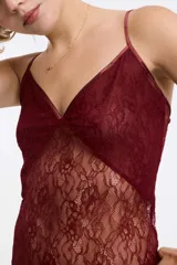 Camisón corto de encaje color burdeos con breteles finos.