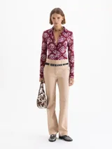 Pantalón sastrero negro con raya marcada al centro y pierna recta. Incluye un cinturón desmontable de cuero vacuno con herrajes metálicos. Tiene bolsillos delanteros biselados y un bolsillo ojal en la espalda.