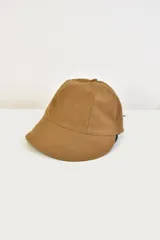 Gorra color marrón con textura acanalada y visera curva.