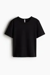 Remera negra de punto de algodón suave con cuello redondo ribeteado y bajo recto.