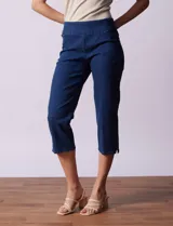 Pantalón capri de algodón denim azul, marca Ruby Rd. con pretina ancha elastizada, bolsillos simulados delanteros y bolsillos aplicados traseros.