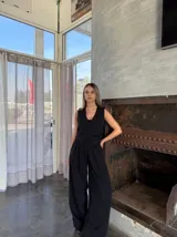 Conjunto negro de chaleco con botones y pantalón palazzo de tiro alto.
