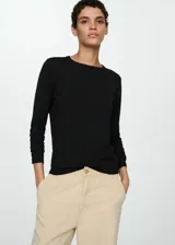 Jersey de punto fino negro, con cuello redondo y mangas largas.